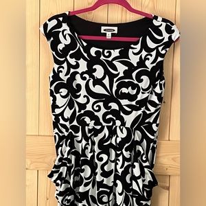 Sleeveless dress with pockets. Knee length.